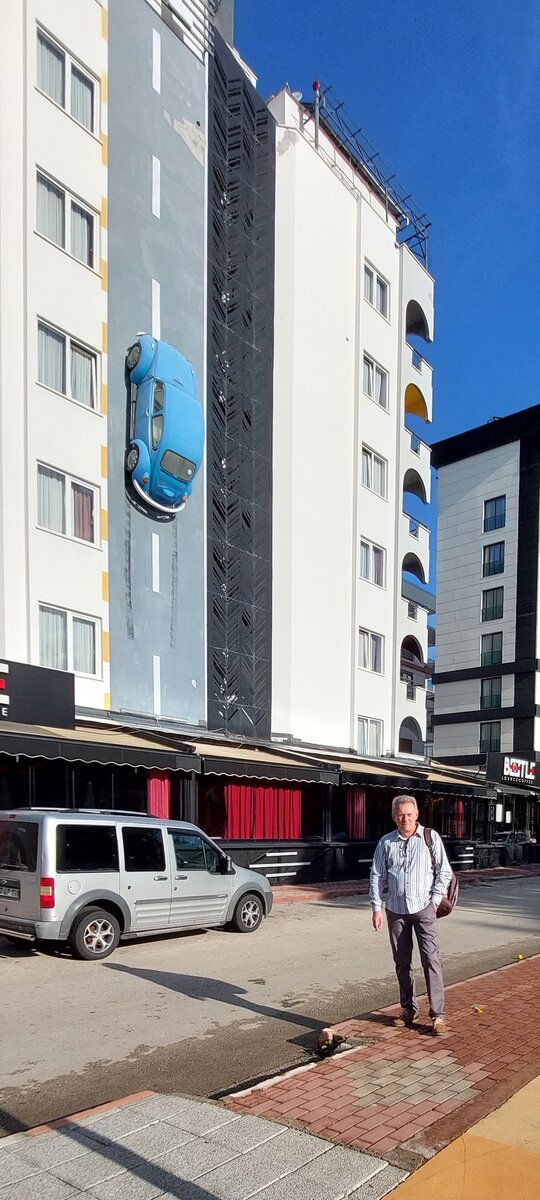 По пути на рынок встретилась прикольная инсталяция с "жучком" на стене дома.))))