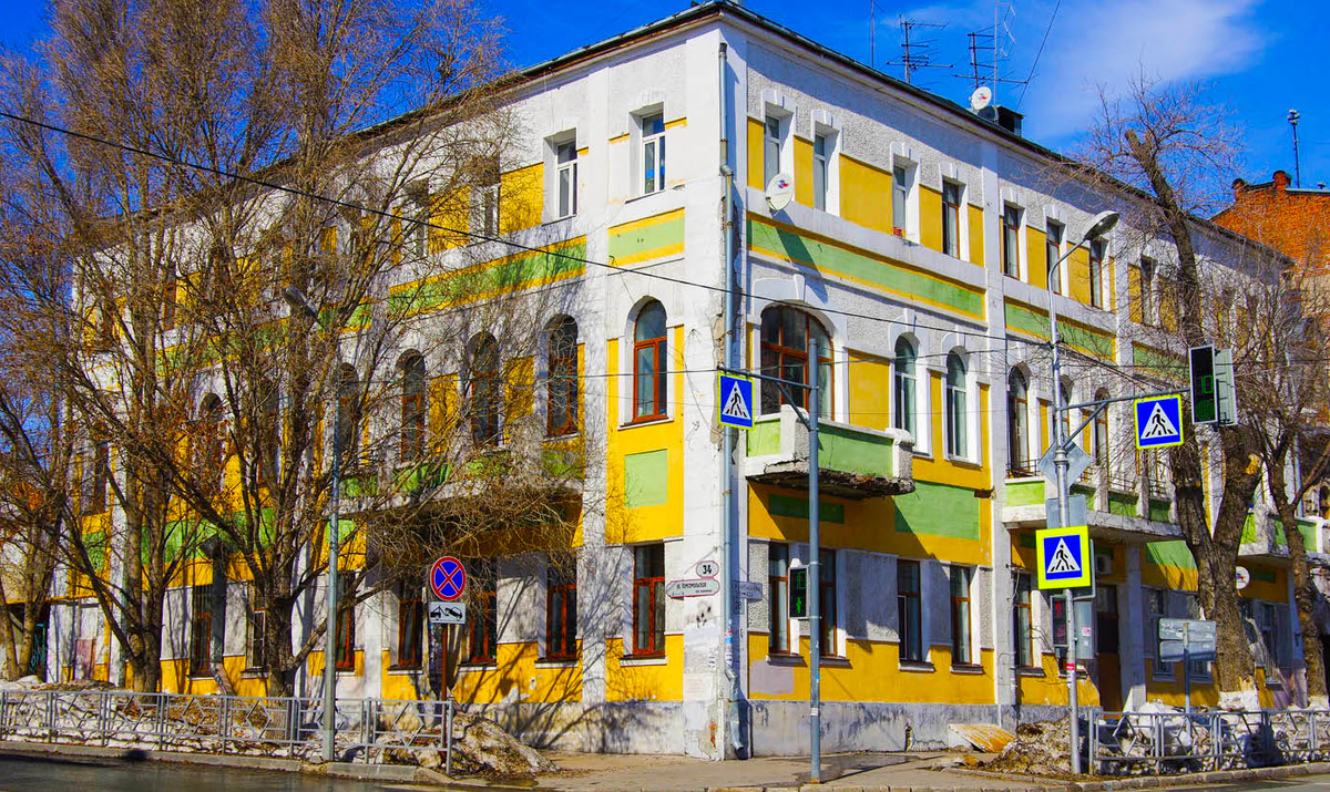 Угловая часть дома, выходящая на перекресток, не "срезана", как это делалось с начала XX века - как, например, у дома Любови Боянус напротив.   