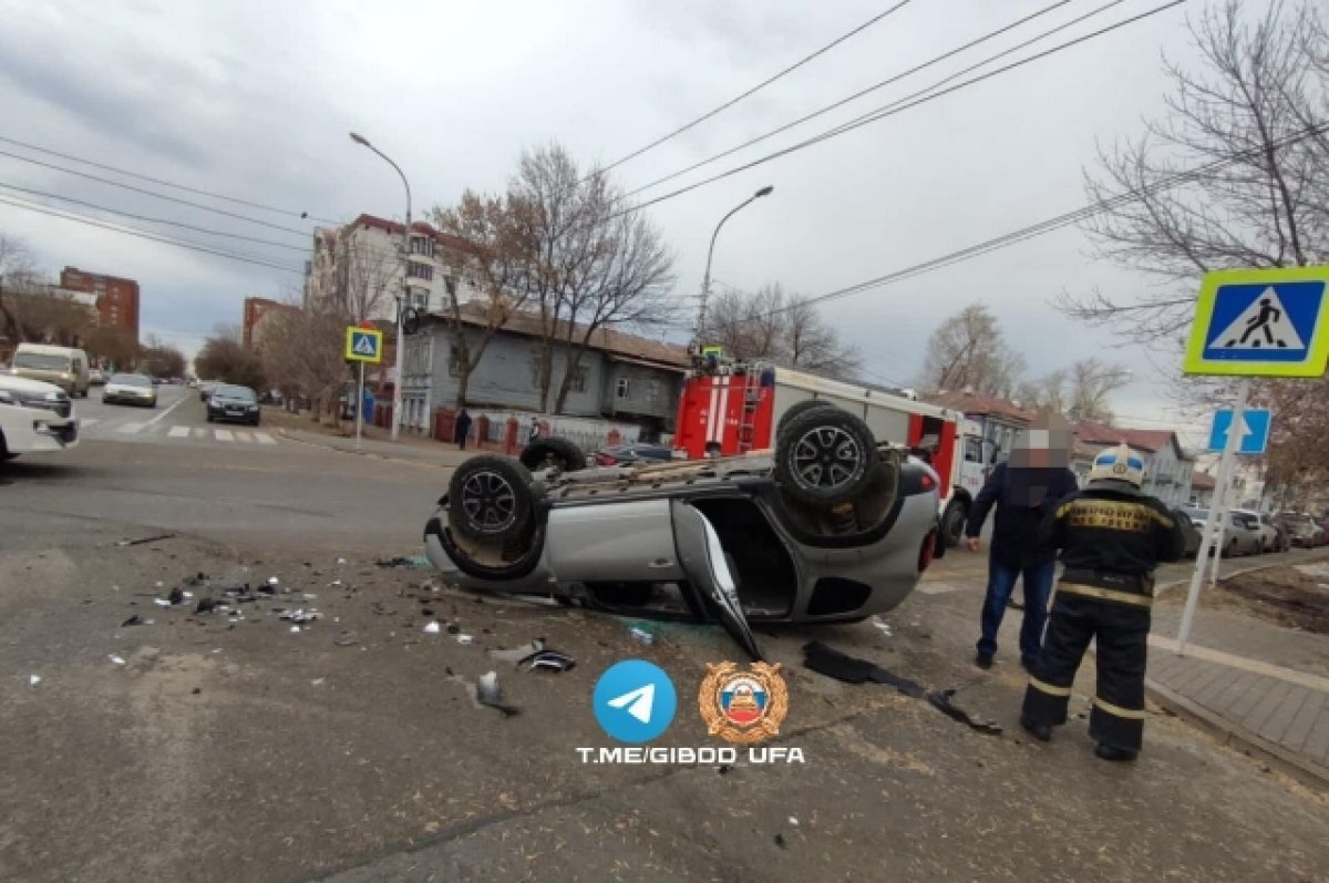    «Рено Дастер» врезался в «Ладу» и опрокинулся на крышу в центре Уфы