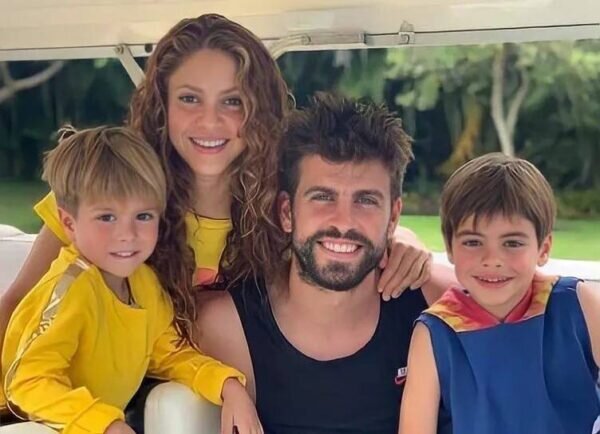    Жерар Пике и Шакира с сыновьями. Фото: Телеграм