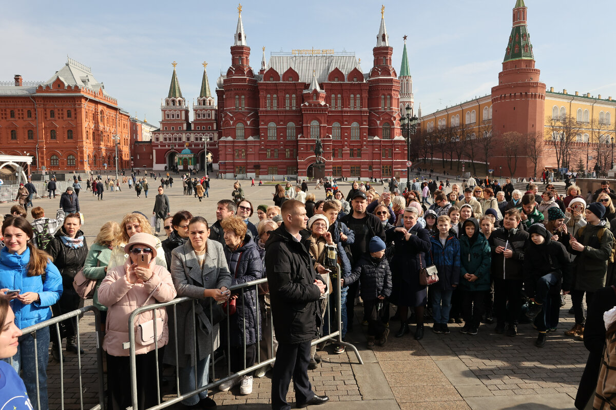 Rostic s москва манежная площадь фото Капсула, на которой спустился на Землю первый в мире космический киноэкипаж, нач