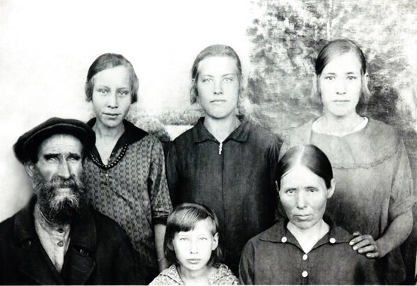 Яков Павлович с женой Степанидой и дочерьми Еленой, Анной, Евдокией, Марией