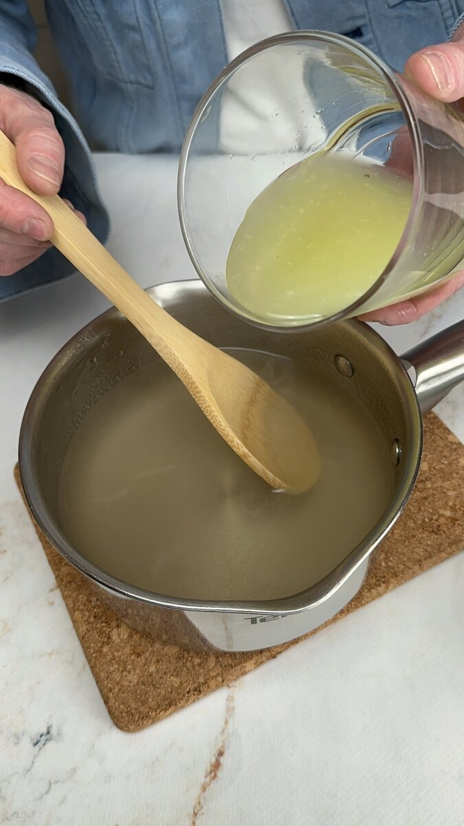 Агар-агар, постоянно помешивая довести до кипения и снять с огня. Влить в него фреш лайма и хорошо размешать.