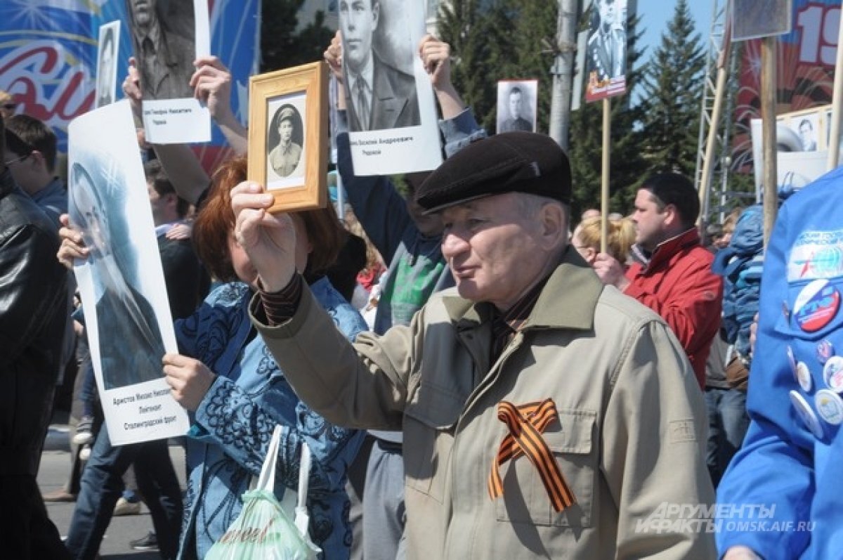    Течёт река Бессмертного полка. За 10 лет в его рядах прошли 744 000 омичей