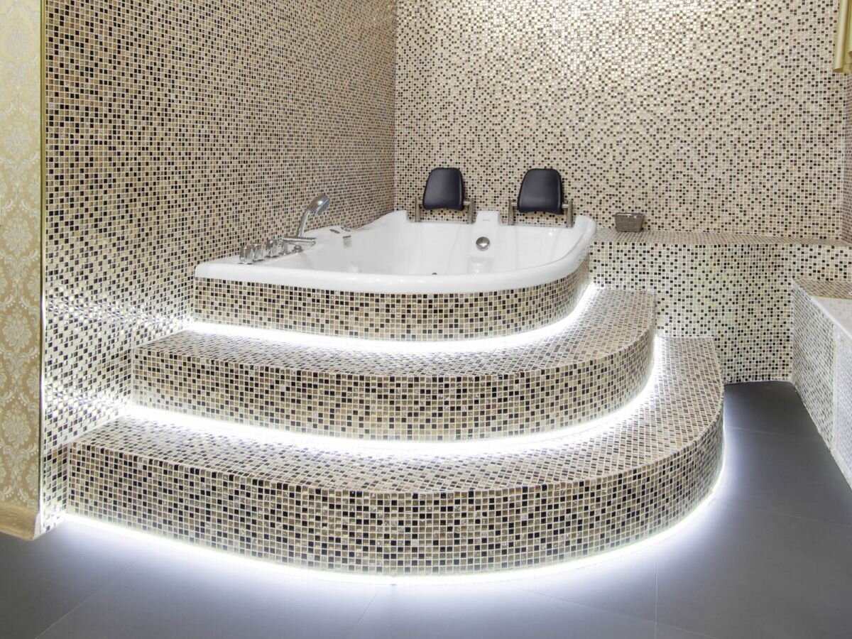 Джакузи в номере "Корпоратив" в отеле Подушкин на Дмитровке в Москве.