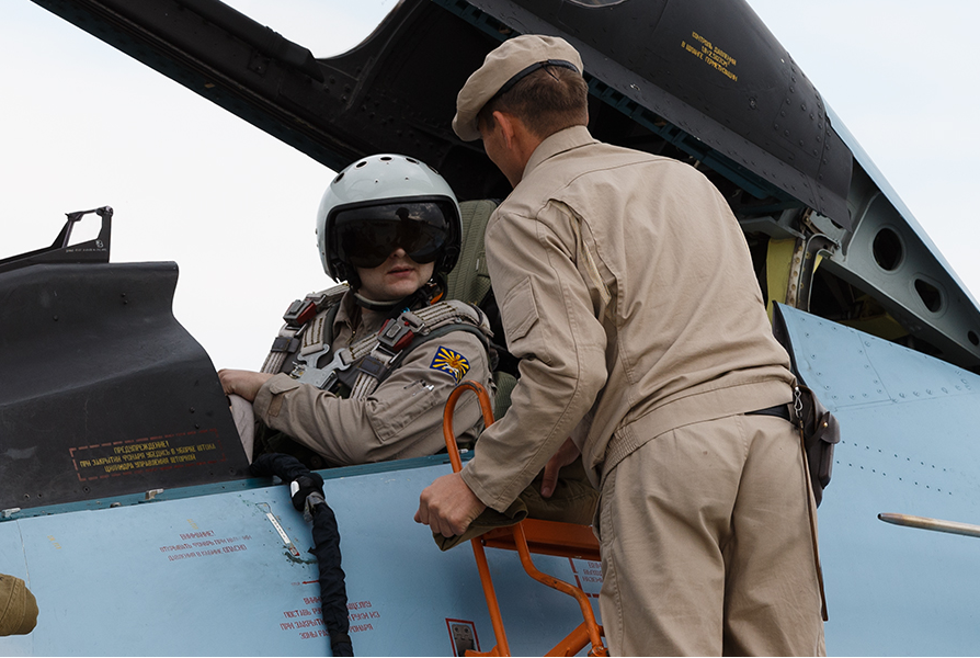 Пилот су-24. Пилот самолета в сирии. Пилоты рф в сирии. Летчик ввс россии. Пилот вкс рф, су-34.