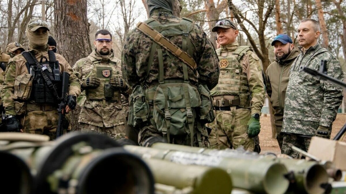     Губернатор Курской области Роман Старовойт после покушения на российского писателя Захара Прилепина призвал россиян объединяться и вступать в добровольные народные дружины.