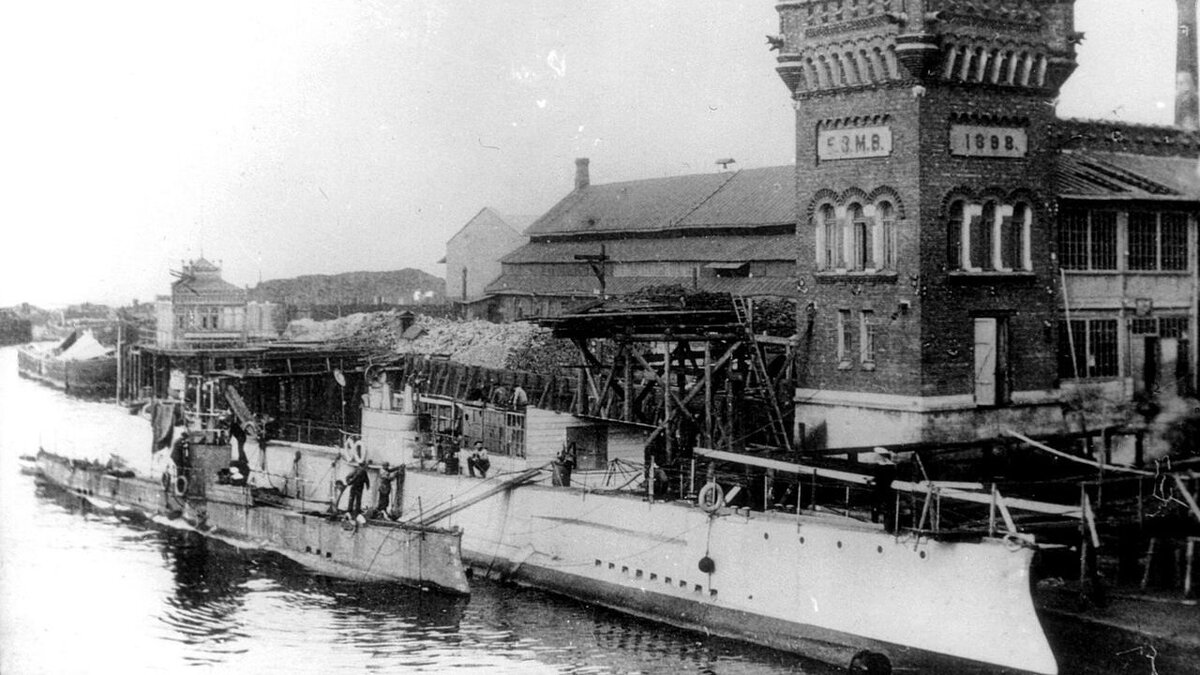 Подводная лодка "Минога" (слева) Российского императорского флота. Источник фото: commons.wikimedia.org
