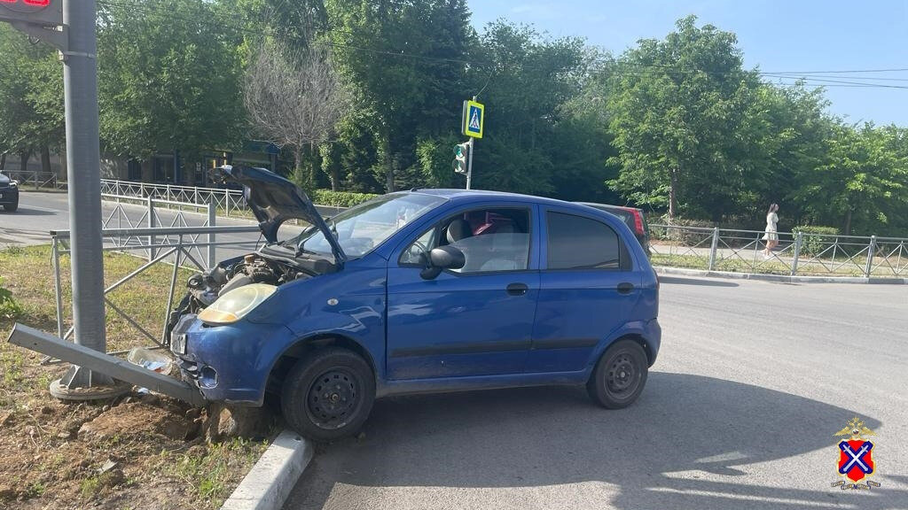     В городе Волжском Волгоградской области едва не погибла попавшая в аварию женщина-водитель автомобиля Chevrolet Spark. Ее на перекрестке подрезал бетоносмеситель, проехавший на «красный» свет, сообщили в ГУ МВД по региону.