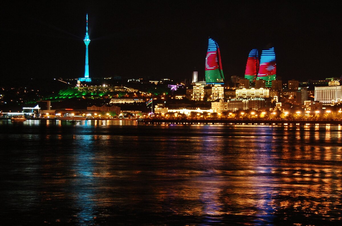 Азербайджан города. Баку столица Азербайджана флаг. Азербайджан ночной Баку. Азейбарджан Баку. Пламенные башни Баку флаг.