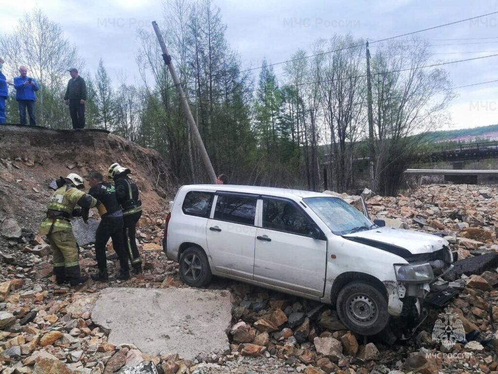 Авто упало с обрыва: два человека пострадали в ДТП в Тынде | Амур Инфо |  Дзен