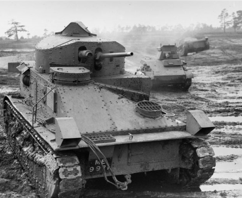 Vickers Medium - стандартный британский танк, находившийся на вооружении в течение большей части довоенного периода