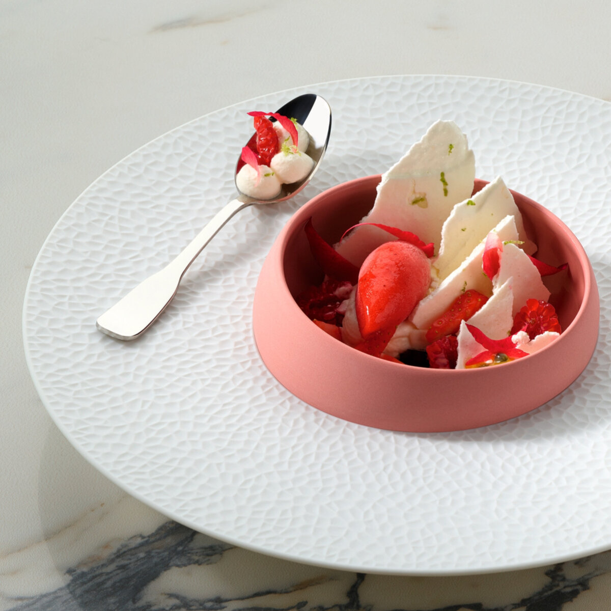 Посуда L Fragments соответствует ресторанному уровню не только по внешнему виду, но по качеству и долговечности. Как и вся посуда бренда Degrenne