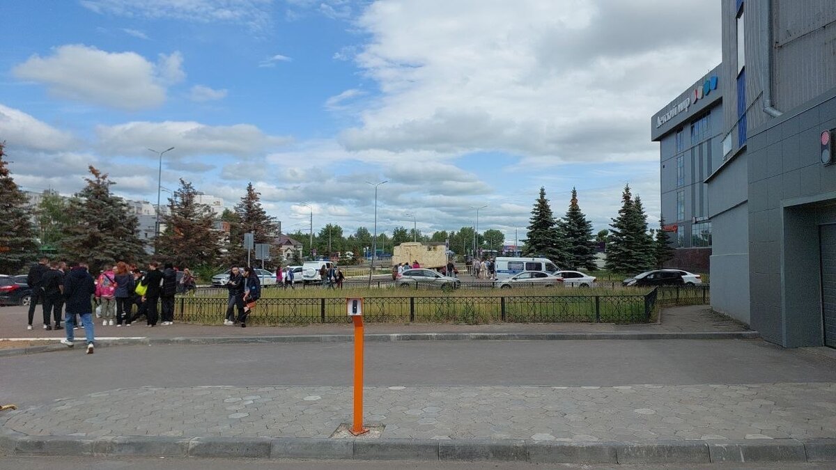    В Казани сегодня днем, 10 июня, эвакуировали посетителей и сотрудников торгового центра XL. Об этом Inkazan сообщили читатели.