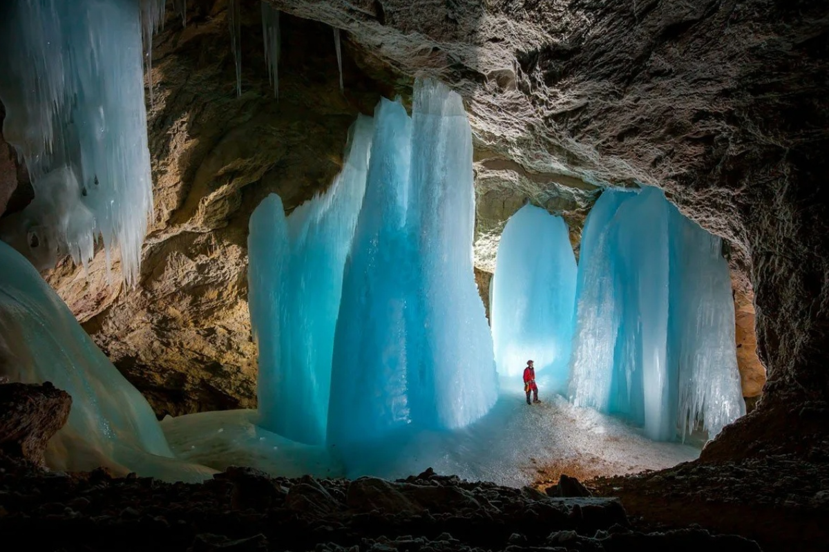 В природе есть удивительные праздники. Айсризенвельт пещера. Ледяная пещера Айсризенвельт Австрия. Пещера Айсризенвельт в Австрии. Пещера голубое озеро Кампу-Гранди.