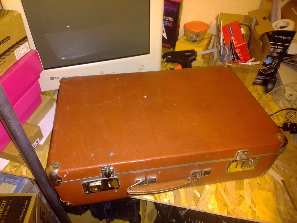 Старый Советский чемодан.