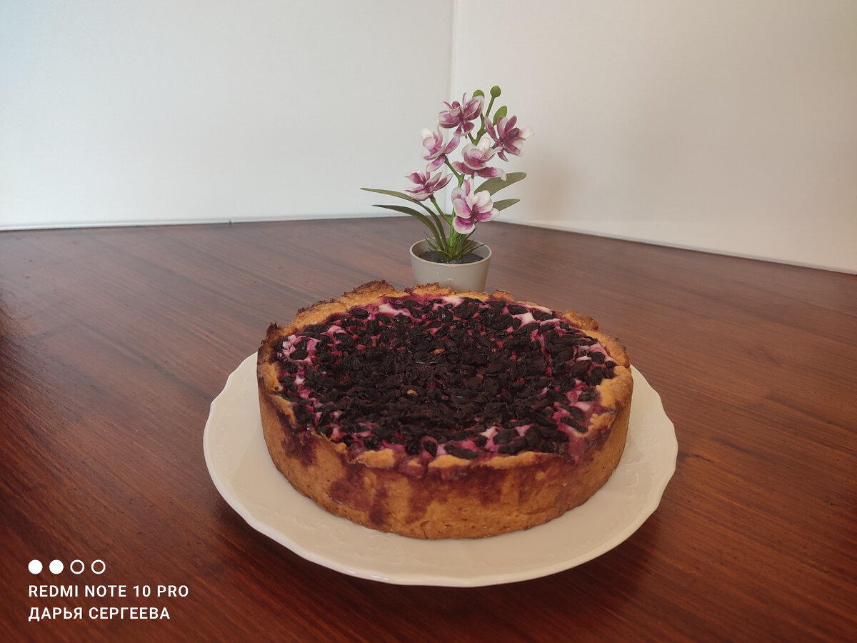 Песочный пирог с жимолостью и творогом