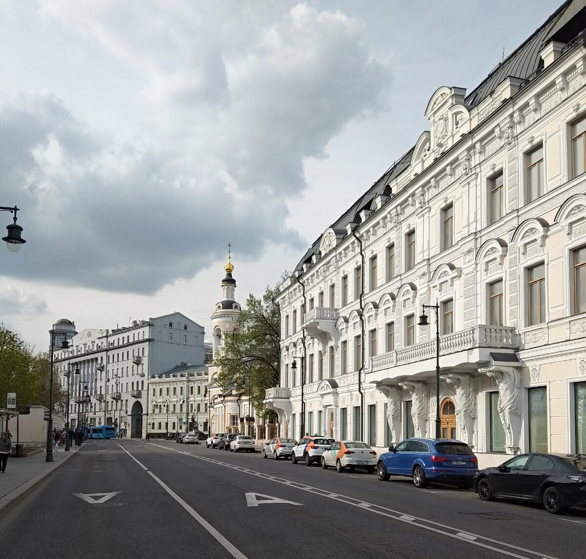 Солянка весной. "Дом с атлантами", церковь Рождества Богородицы, усадьба Бутурлина и другие здания. Фото автора