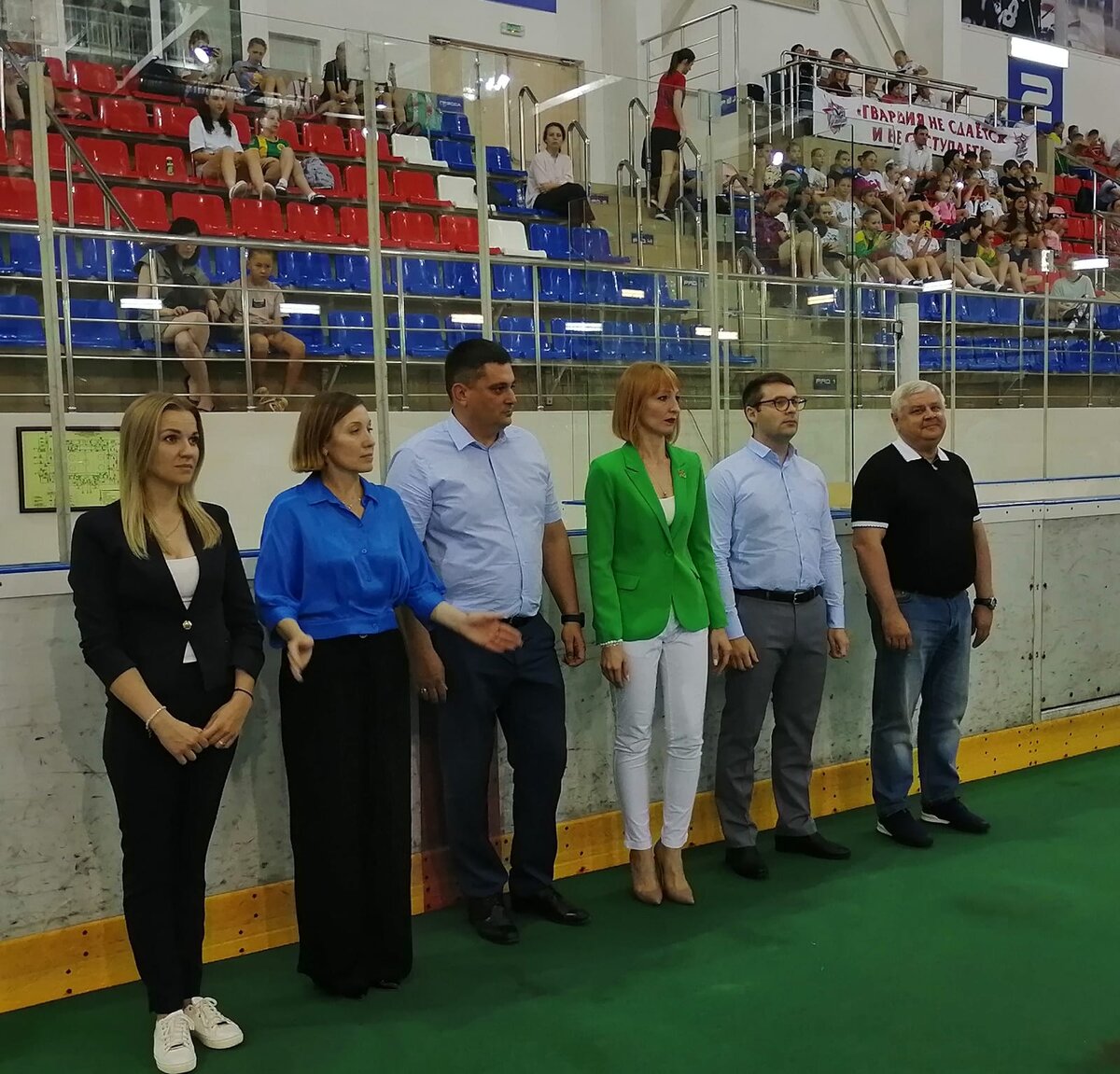 главный судья соревнований Юлия Дубко, депутат ЗСК Ирина Караваева, директор филиала «Краснодаргипротрубопровод» Алексею Саенко, депутат ЗСК Светлана Ангальт, зам.министра спорта КК - Иванов Алексей и первый Олимпийский чемпион по прыжкам на батуте Александр Москаленко.