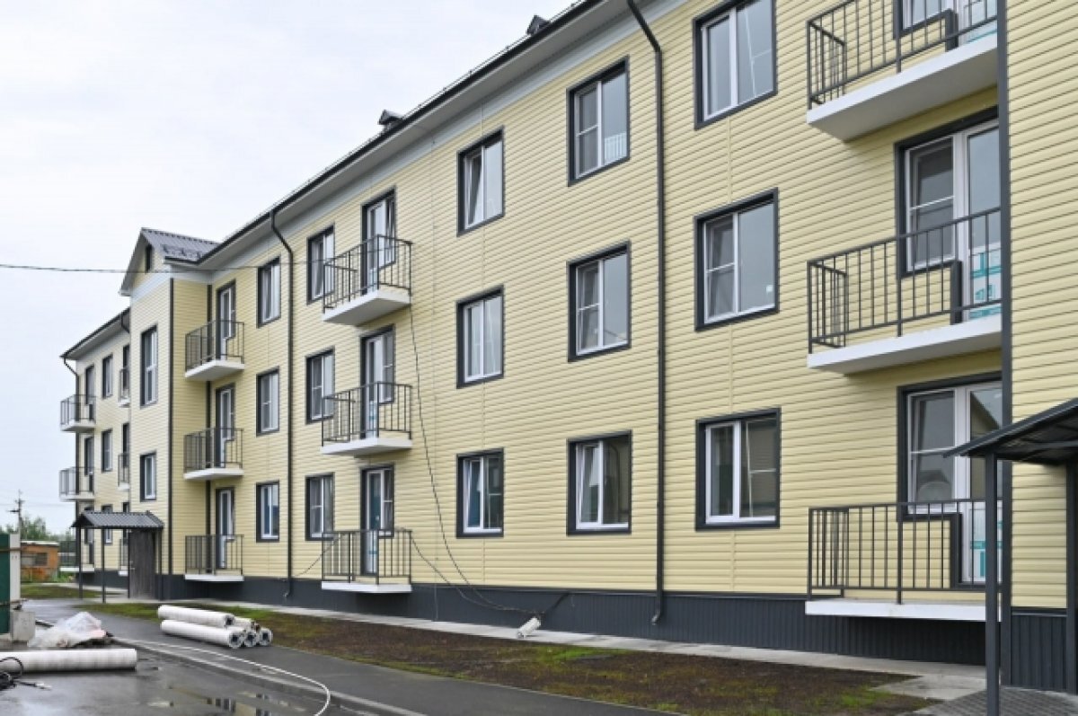    Александр Моор проверил ход строительства многоквартирника в селе Викулово