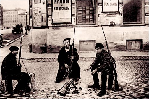 Охрана общественного порядка на улицах Петрограда 1917 г. Источник: Минер,В.Л. 
История полиции России.Том II.Милиция Советского Союза : в 3 т.Т.2/ под общ.ред. И.А.Калиниченко. –М.:Московский университет МВД России имениВ.Я.Кикотя,2016.– 353с.:сил.