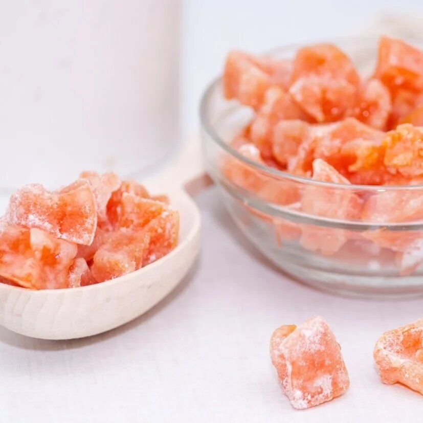 Ингредиенты
﻿﻿Тыква 1 кг
﻿﻿Сахар 400 гр
﻿﻿Лимонная кислота 0,5 ч.л
﻿﻿Сок 1/2 апельсина
﻿﻿Сахарная пудра 1 ст.л.
﻿﻿Кукурузный крахмал 1 ст.л.

Тыкву помойте, очистите кожуру и удалите семена. Нарежьте мякоть на небольшие кубики

Засыпьте тыкву сахаром и перемешайте, чтобы сахар равномерно смешался с кусочками тыквы. Накройте крышкой и оставьте на 6-10 часов, чтобы выделился сок. Я оставляю на ночь.

За это время сахар растворится и смешается с выделившимся тыквенным соком. Добавьте лимонную кислоту и сок апельсина, перемешайте.
Поставьте на огонь, доведите до кипения и варите минут 5-7, пока тыква не станет мягкой. Полностью остудите.

Переложите тыкву в дуршлаг и слейте весь сироп. Прокипятите сироп в течение 5-7 минут 

Залейте горячим сиропом тыкву так, чтобы она полностью была в сиропе, и остудите.

Повторите еще раз - переложите тыкву на дуршлаг, а сироп прокипятить 5-7 минут. Залейте горячим сиропом тыкву и дайте остыть. Затем переложите кусочки тыквы в дуршлаг и оставить, чтобы сироп полностью стек.

Разогрейте духовку до 100 градусов.
Выложите кусочки тыквы на противень с пергаментом, чтобы не слипались, на расстоянии друг от друга. Сушите в духовке с приоткрытой дверцей в течение 2-3 часов 

Цукаты должны уменьшиться в размере и стать немного стеклянными. Аккуратно - не передержите в духовке, цукаты не должны стать сухими и твердыми.
Поверхность может остаться слегка липкой.

Переложите цукаты на плоское блюдо или поднос и оставьте в комнате (выбирайте комнату хорошо проветриваемую и с сухим воздухом) и оставьте еще примерно на сутки цукаты дойти.

Смешайте сахарную пудру с крахмалом и распылите эту смесь над цукатами, тщательно перемешайте. Если есть слипшиеся кусочки - отделите их, чтобы они со всех сторон обвалялись в пудре.
Храните в закрытых емкостях в сухом прохладном месте.
Цукаты из тыквы на вкус получаются чем-то похожи на курагу. Сразу можно и не понять, из чего они сделаны. Рецепт подойдет даже тем, кто тыкву никогда не любил. Цукаты получаются очень вкусными

Из практики - мне больше нравится сушка при комнатной температуре.
Для этого я раскладываю их на поднос с бумагой для выпечки и сушу на столе. Этот процесс занимает максимум 2 суток, но цукаты получаются очень нежные!