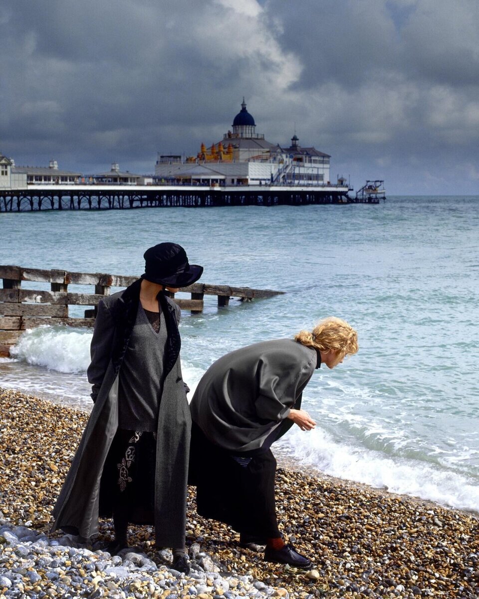 «В поисках ракушек». Шарлотта и Эстер для Vogue Italy, Суссекс, Англия, 1987. Фотограф Альберт Уотсон