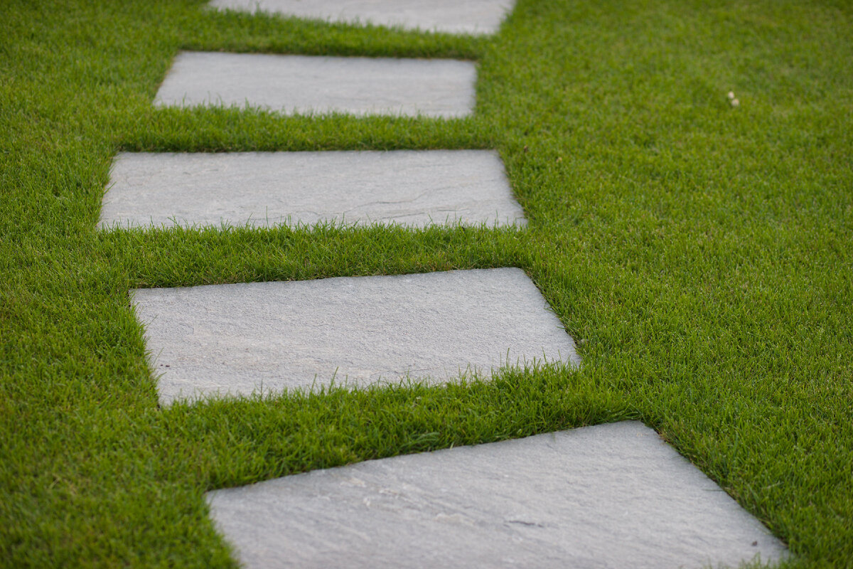 дорожки на газоне. дорожки на газоне. пошаговая дорожка. бетонные плиты для дорожек. деревянные дорожки в саду.