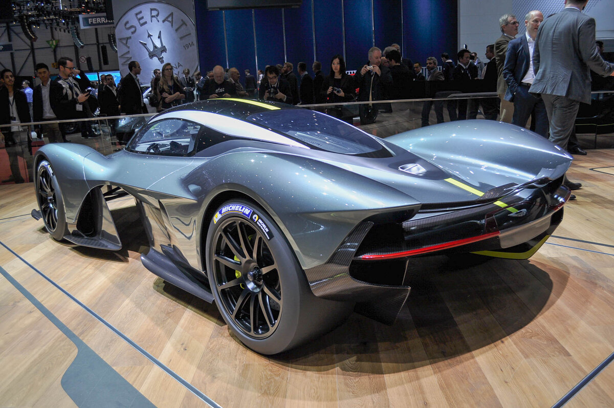 Aston Martin Valkyrie синего цвета