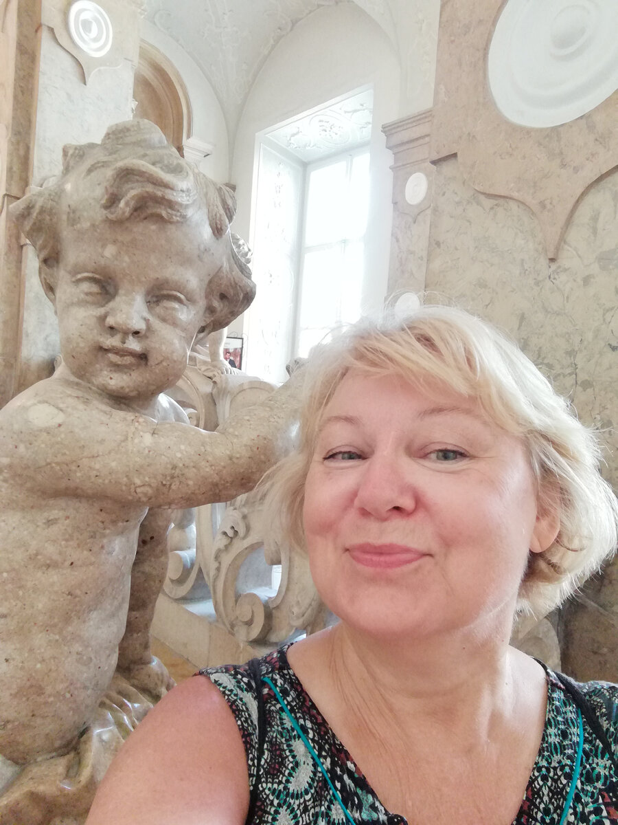 на Мраморной лестнице с амурчиком