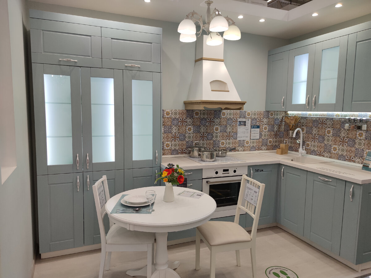 Угловая кухня в стиле кантри