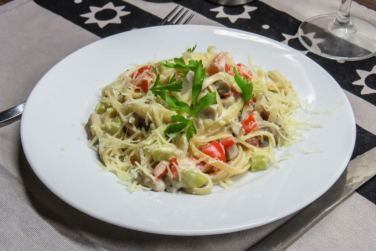 Рецепт: Яичная лапша - 400 гр.
Кабачок - 1 шт.
Помидор - 2 шт.
Плавленый сыр - 2 ст.л.
Молоко - 150 мл.
Растительное или оливковое масло для обжарки.
Соль, перец по вкусу, можно добавить прованские травы.
Необходимо отварить лапшу, затем на сковороде обжарить кабачки до золотистого цвета, после добавить помидоры и тушить минут 5-7. Потом кладем в сковороду готовую яичную лапшу, добавляем молоко, плавленый сыр, специи, хорошо все перемешиваем и томим под крышкой 5-7 минут. Готовое блюдо выкладываем на тарелки и наслаждаемся.