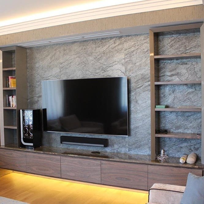 В любом интерьерном стиле тумба под телевизор — это решение классика. Такая мебель гармонично смотрится в небольших помещениях и в просторных гостиных.