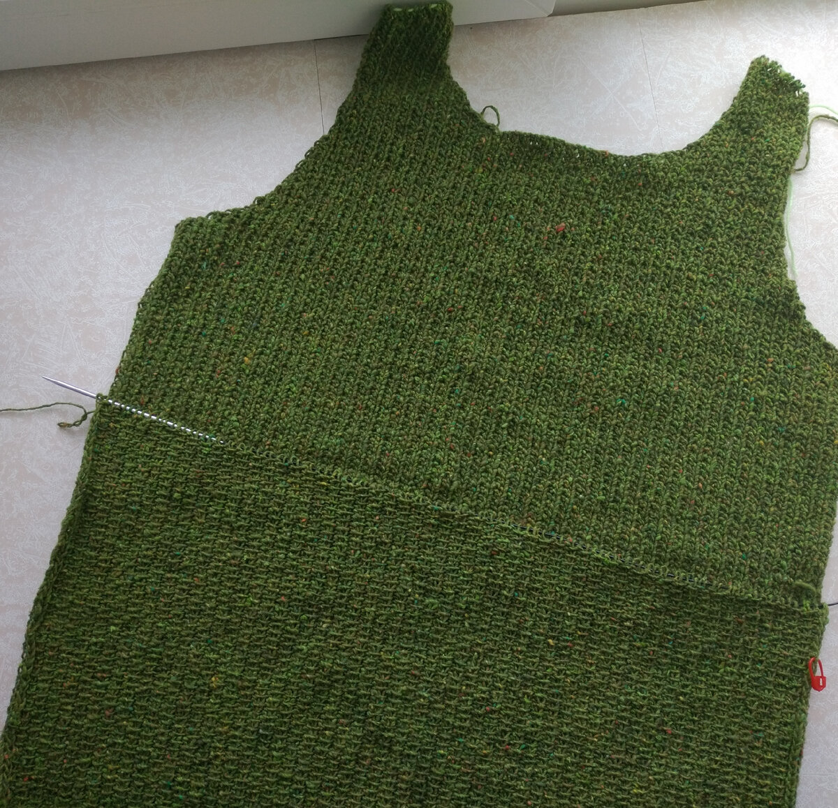 Осталось совсем немного до пройм. Думаю над обвязкой, что-то мне кажется, что резинка будет не очень... Пряжа нисколько не пружинящая, рельеф не держит.