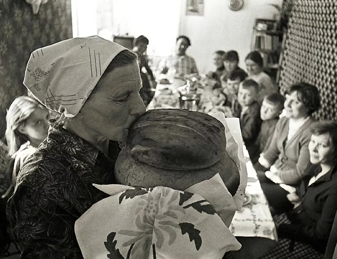 Хлеба не хватало. 