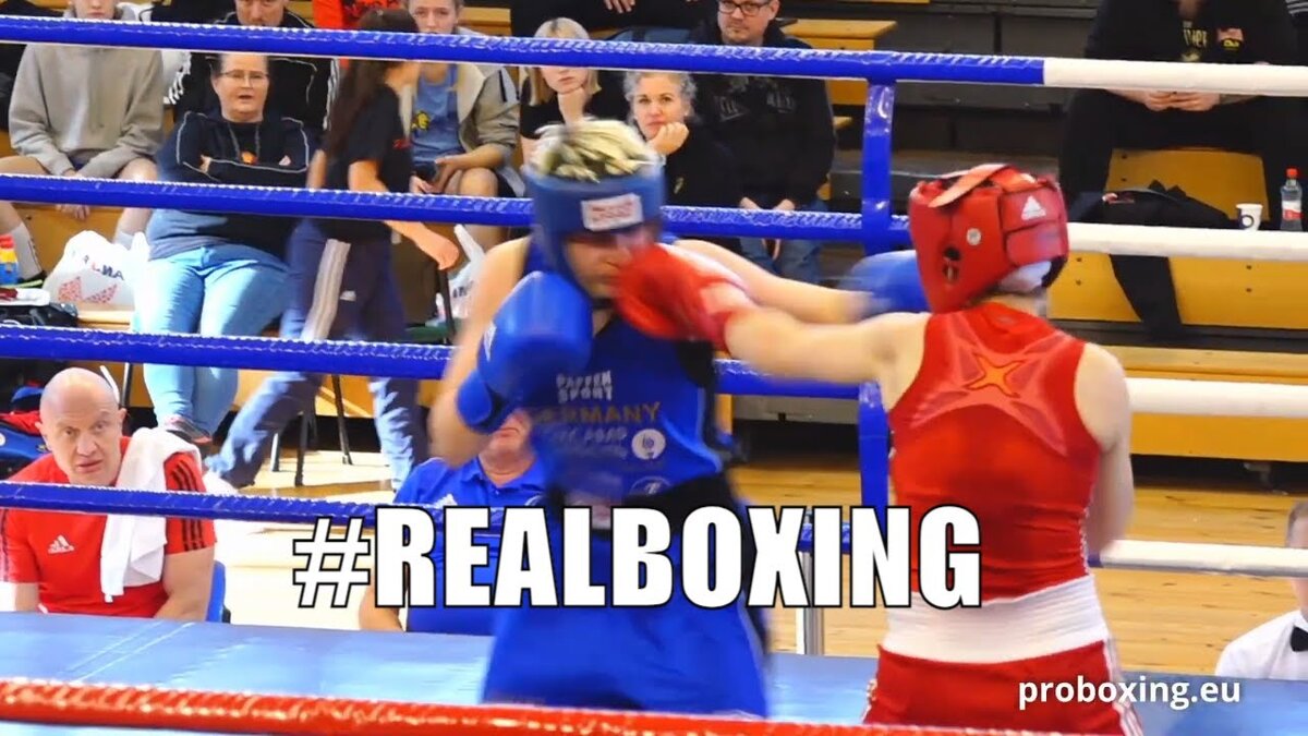 Представительница из Латвия (в красном) против представительницы из Германии (в синем)