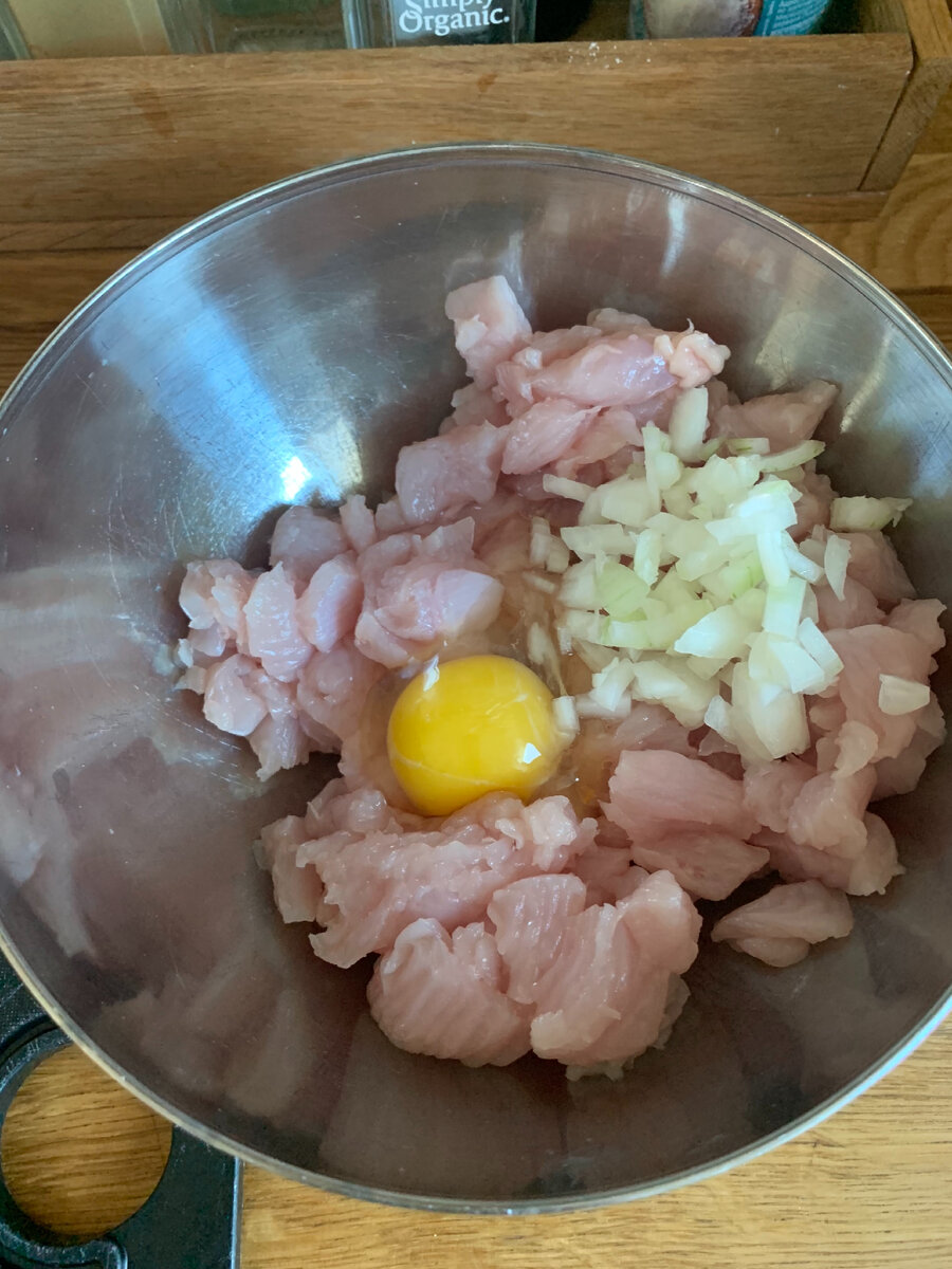 Добавляем яйцо с луком