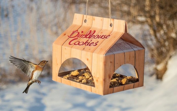 Бортики кормушки удобны для лапок птицам, а также они предотвращают рассыпание корма