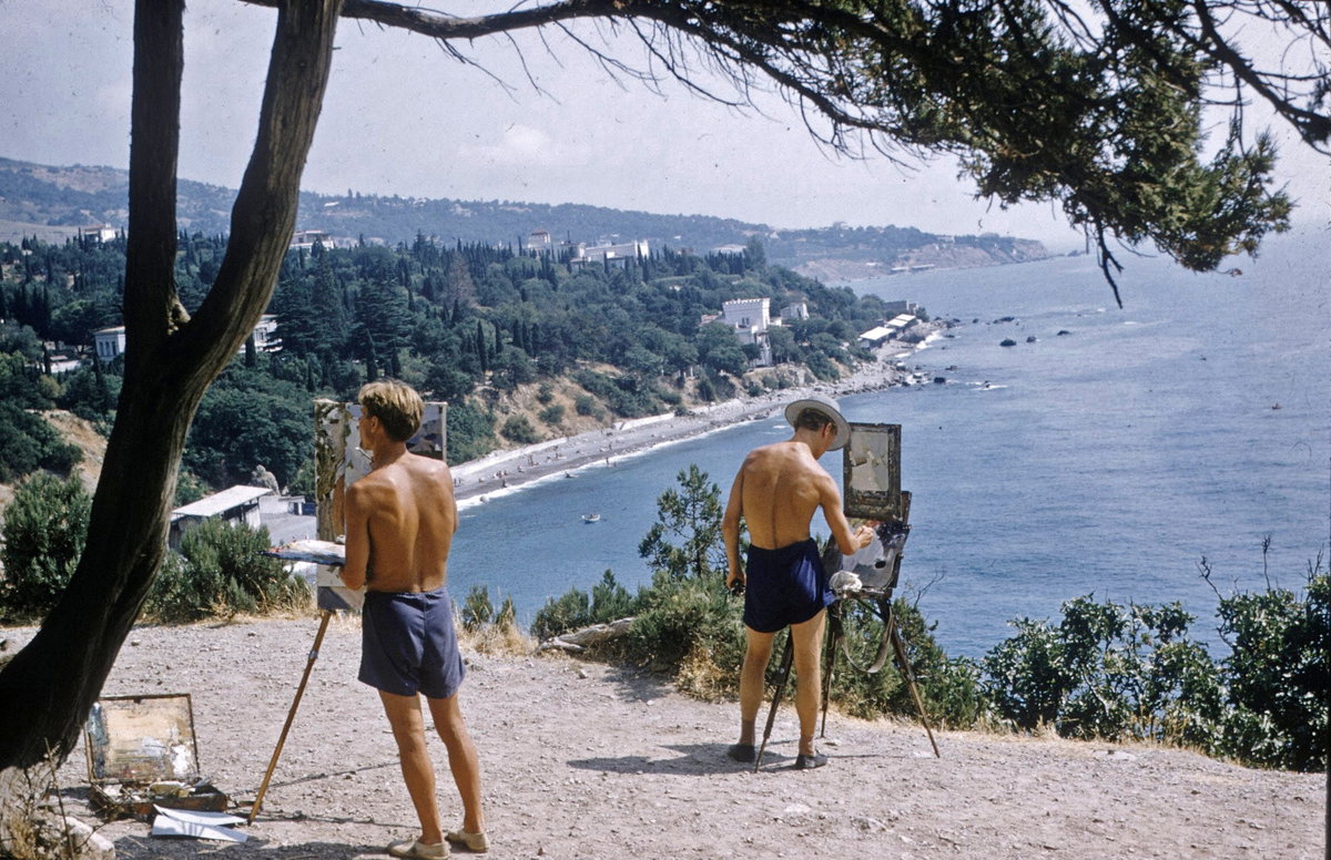 Художники возле скалы Дива в Симеизе в Крыму, 1958 год. Фотограф Говард Сочурек.
Из архива журнала LIFE.