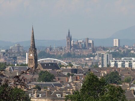 В Шотландии наиболее известными и крупными городами являются столица страны — Эдинбург— и превосходящий её по размерам и количеству населения Глазго.