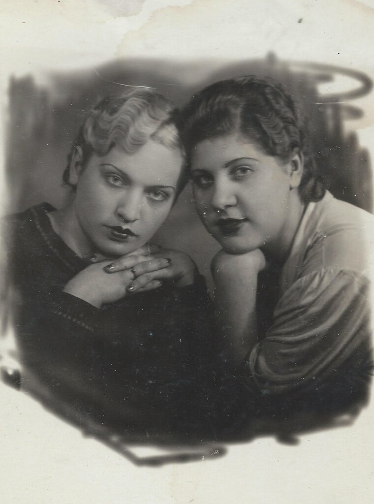 Надежда Тэрвидис с подругой. Неизвестный автор, 11 марта 1940 года, г. Ленинград, из архива Ольги Евгеньевны Шитовой-Беловой.