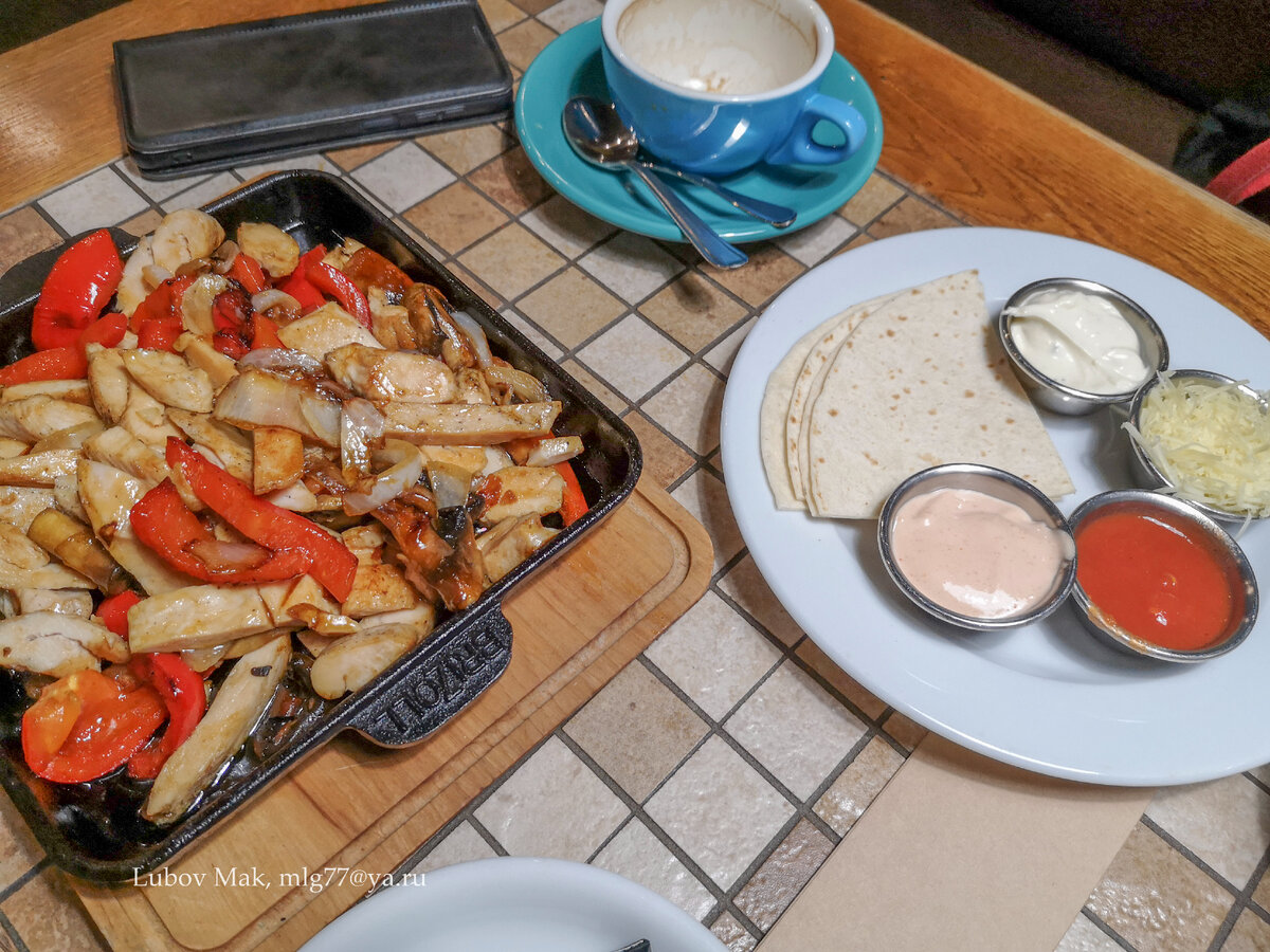 На лепешках экономят, как класть в маленький кусочек лепешки мясо с овощами. Съели как овощное рагу.
