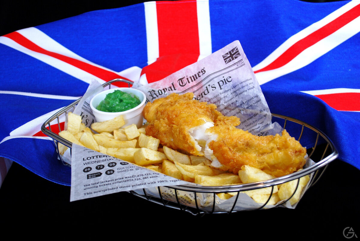 Рыба и чипсы с пюре из зеленого горошка - традиционный пятничный ужин в Великобритании