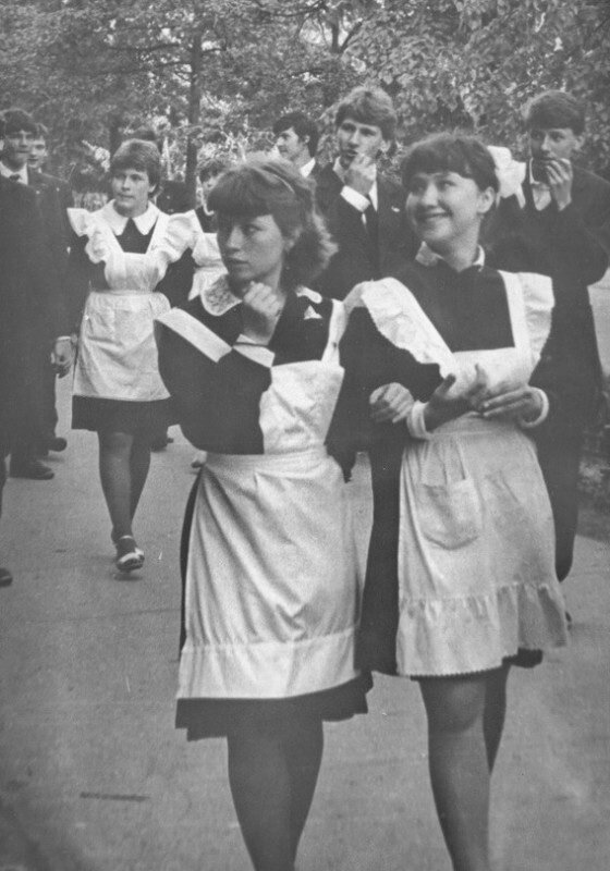 1 сентября всегда было торжественным днем. Ученики возвращались в школы после летних каникул и приходили на линейки в свежо выглаженной форме и с большими букетами.-9