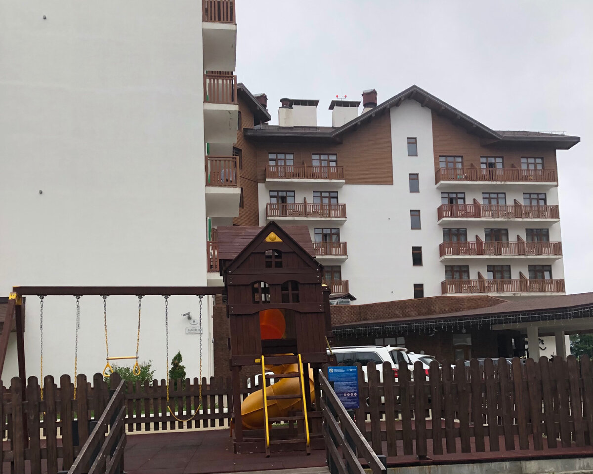 Просто прогулки по Розе Хутор и проживание в таких красивых отелях это уже отпуск, который пройдёт на 100% хорошо!