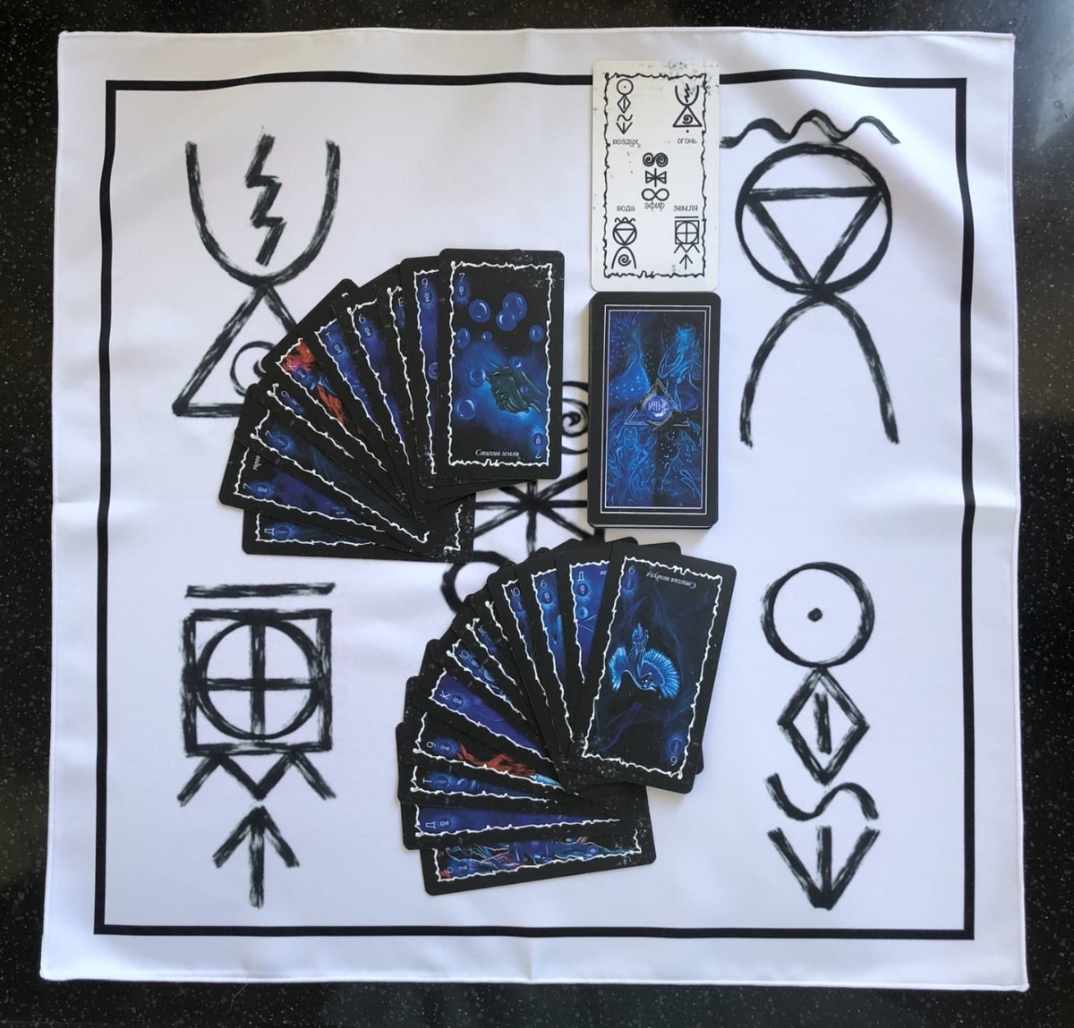 Авторская колода Светланы Леймах «Пять Стихий». Сила энергии Стихий - это Вселенская сила созидания и разрушения. Это вибрации жизни от самых низких, разрушающих, до самых высоких, созидающих. Колода «Пять Стихий» - это Инструмент, полученный через работу со Стихией эфир, в медитативном состоянии. Через колоду Маг получает сонастройку со Стихиями и может совершенно безопасно для себя использовать могущественную силу энергии Стихийной Магии.
