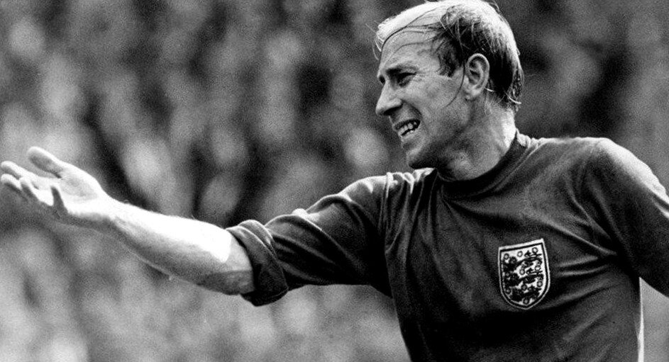 Бобби Чарльтон большую часть карьеры провёл за «Манчестер Юнайтед», в котором был капитаном.