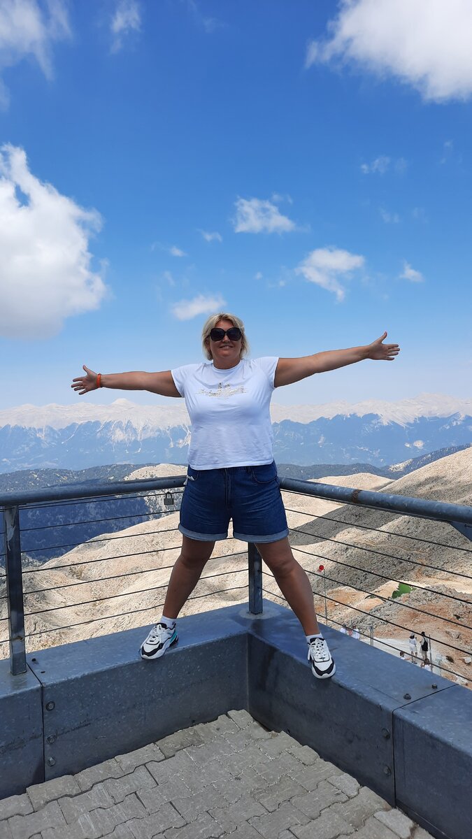 Счастливая я на вершине горы 