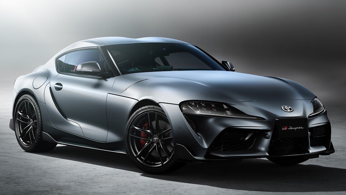 Трёхлитровая Supra 35th Anniversary  получила внешнюю окраску «серый металлик Matt Storm» и сиденья из натуральной кожи красного цвета, беспроводную зарядку для смартфона, в дополнение ко всем обычным особенностям комплектации RZ.