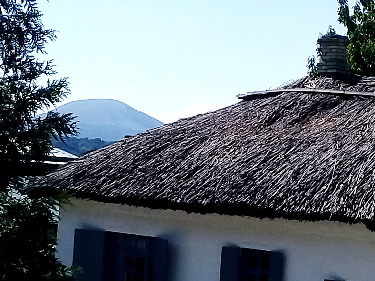 Вид на горы от домика Лермонтова. Из-за крыши высовывается Эльбрус.